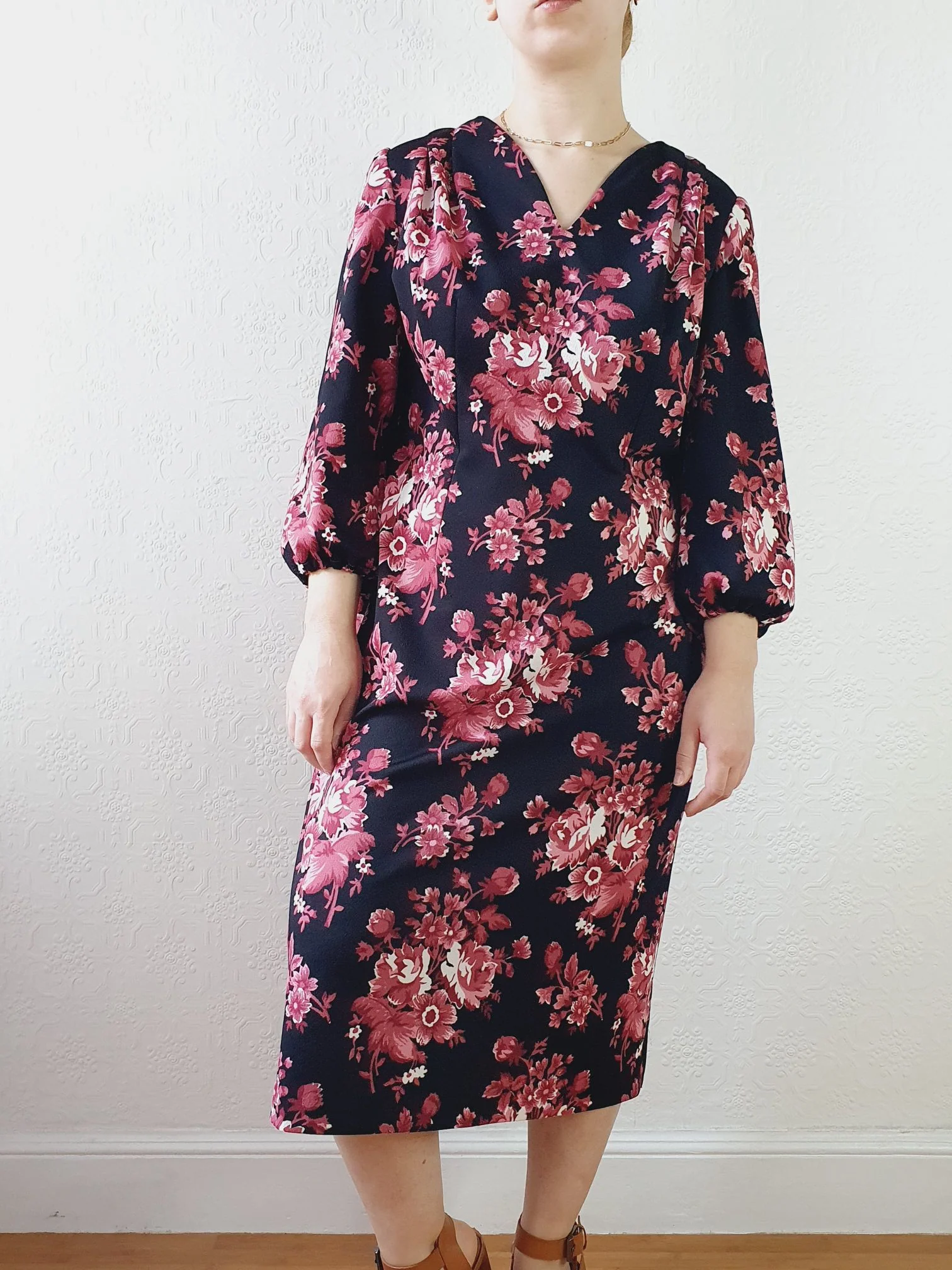 Vintage 70s Handmade Black Floral Shift Dress with Balloon Sleeves - M - Image 4