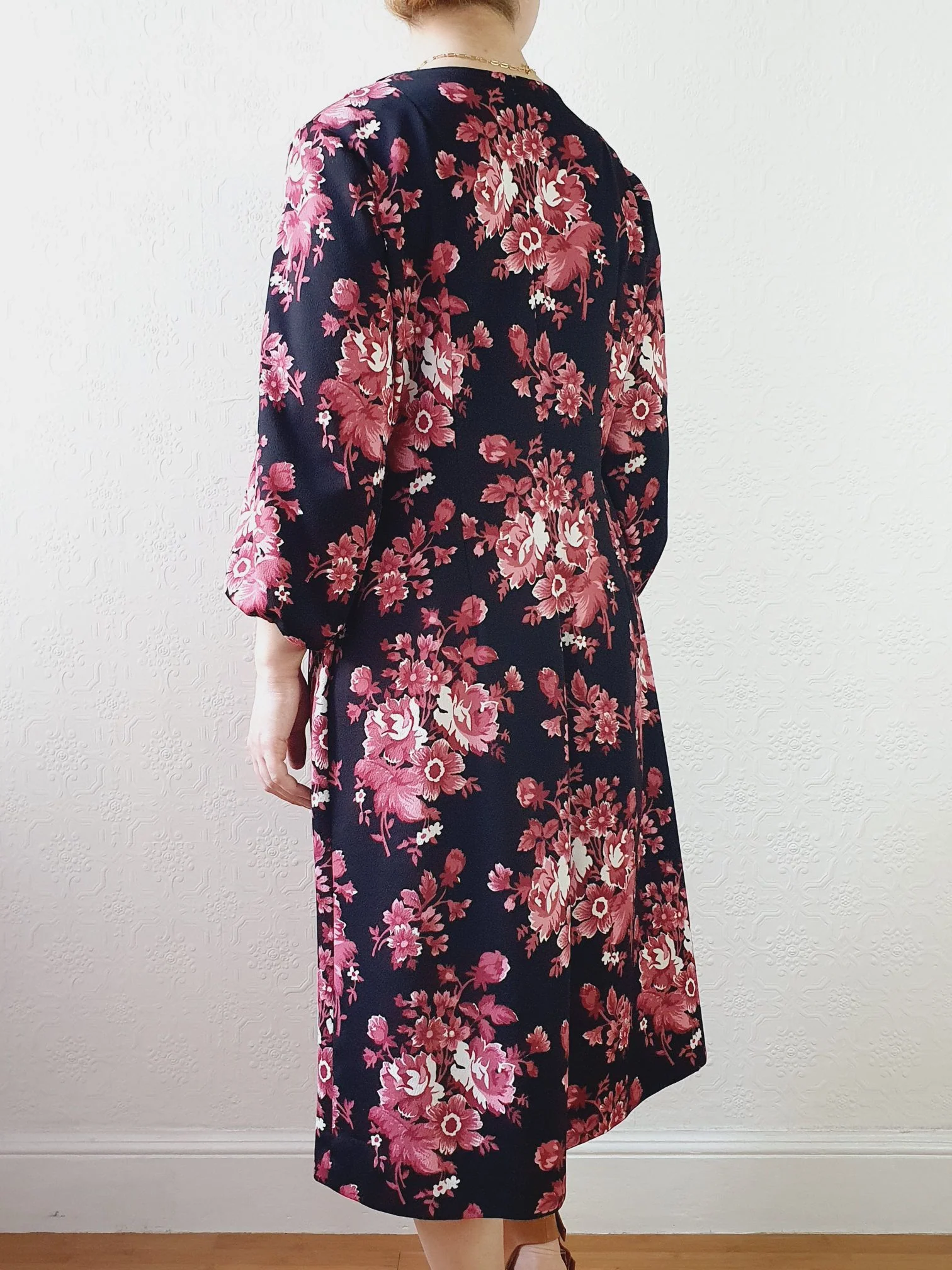 Vintage 70s Handmade Black Floral Shift Dress with Balloon Sleeves - M - Image 6