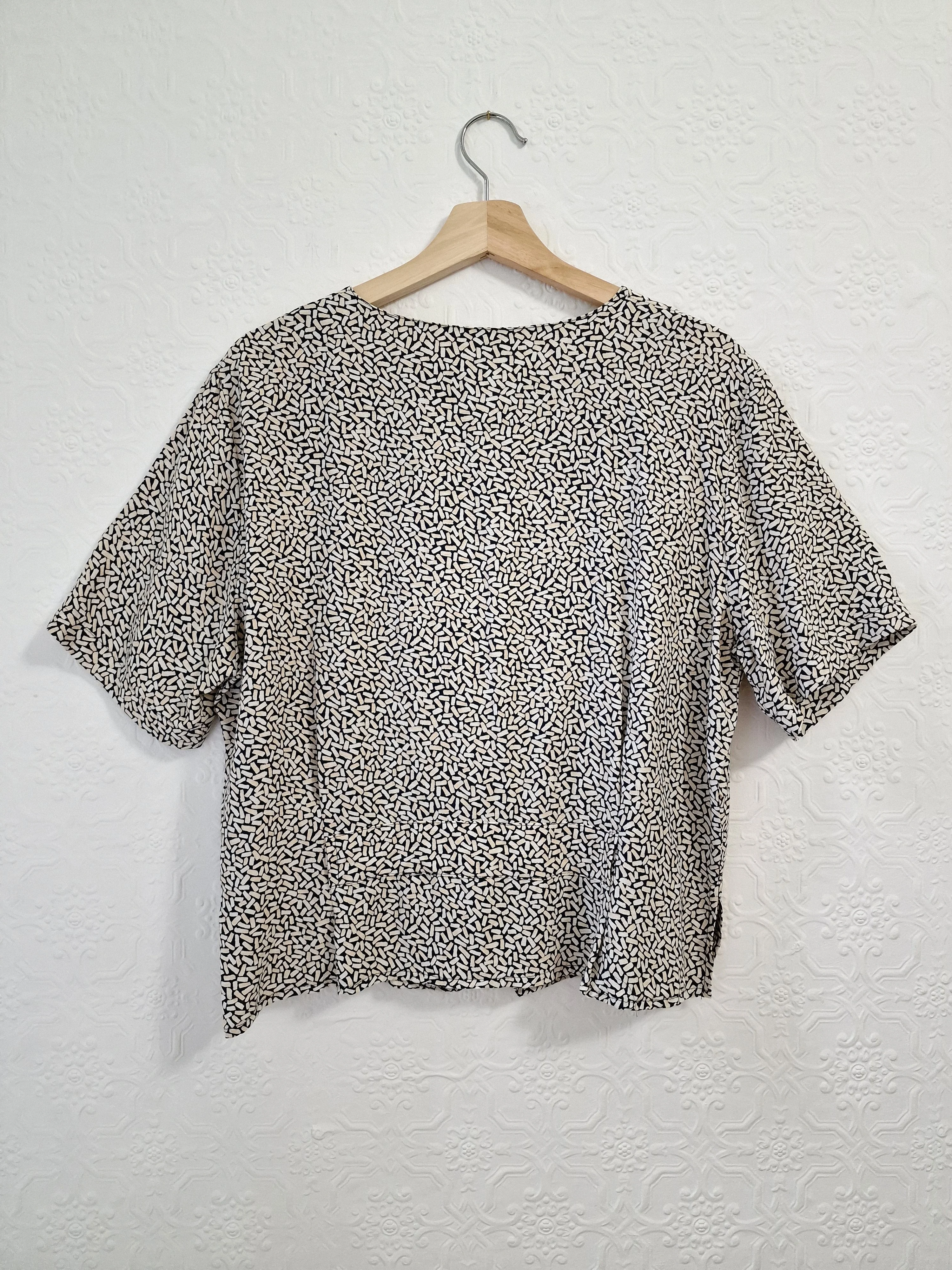 Vintage 80s Black & Beige Abstract Pattern Blouse with Short Sleeves - M - Image 14