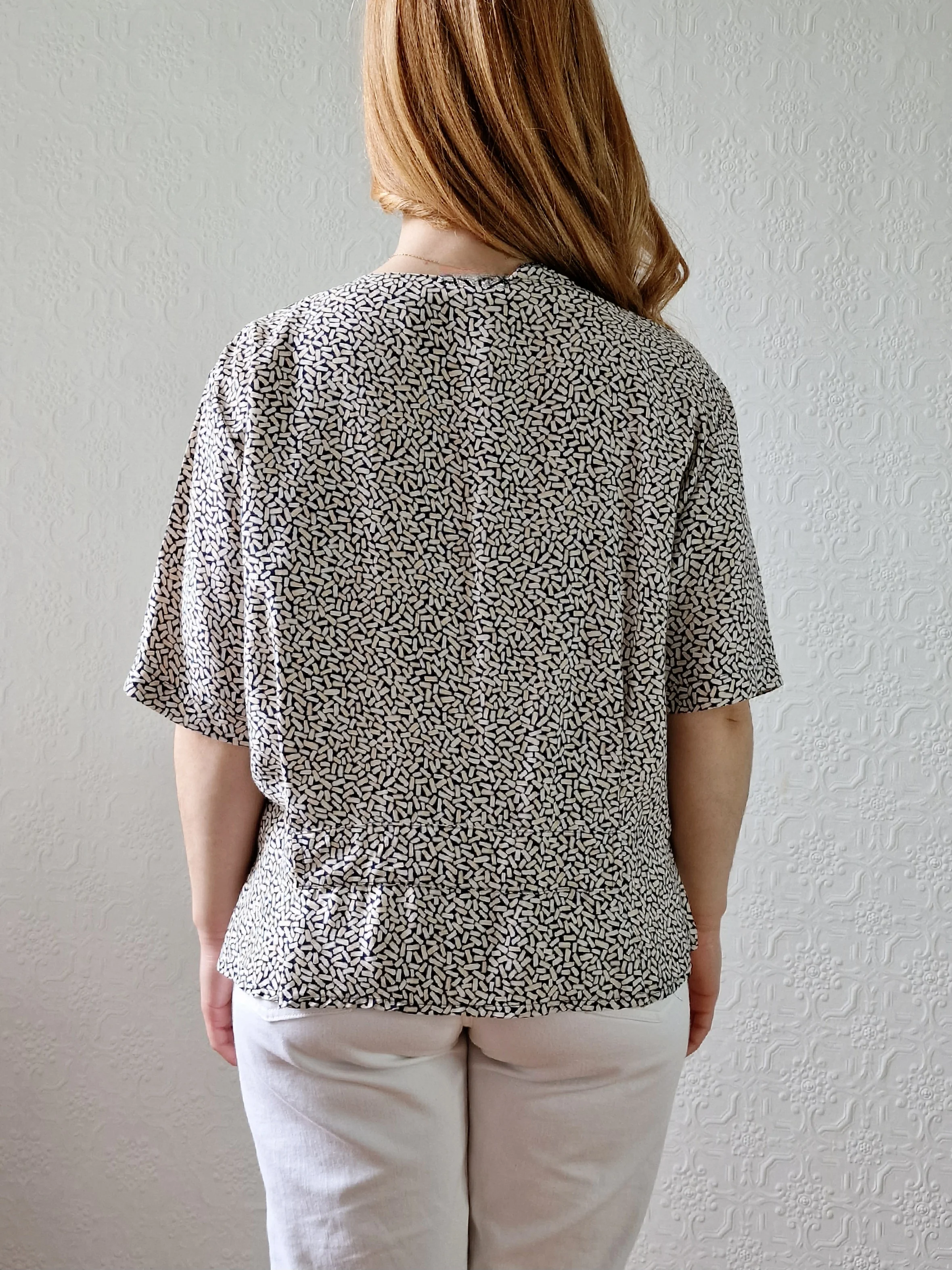 Vintage 80s Black & Beige Abstract Pattern Blouse with Short Sleeves - M - Image 4