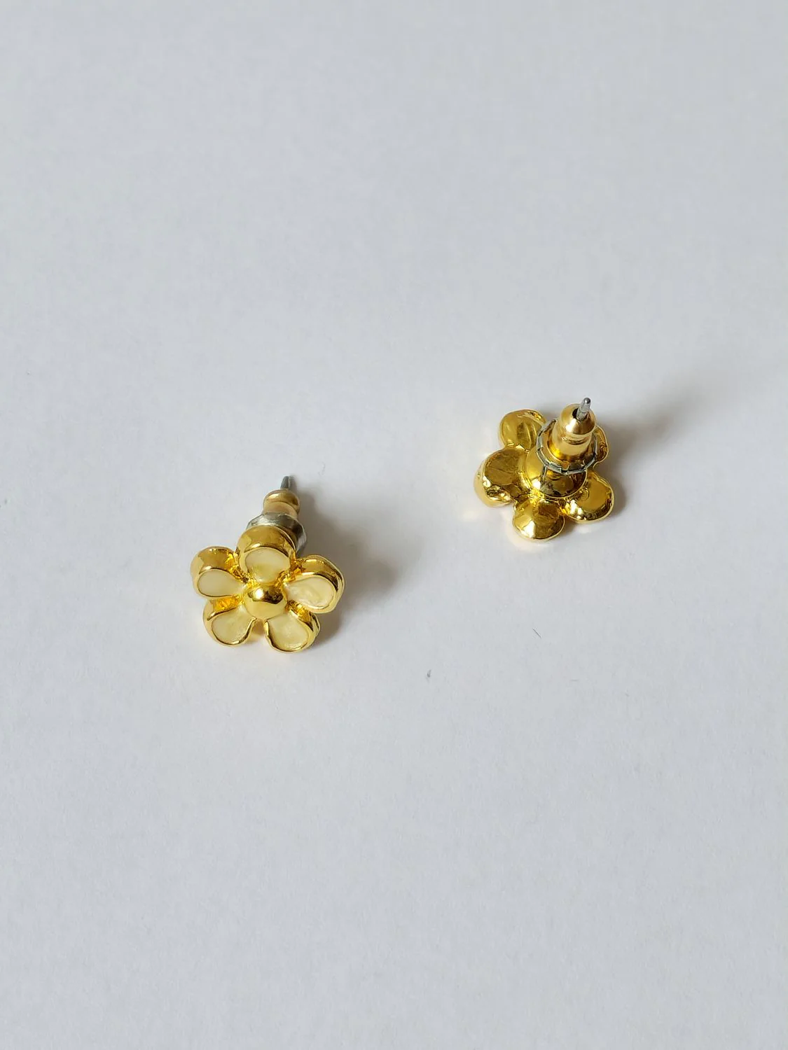 Vintage 80s Gold Plated Flower Enamel Stud Earrings - Image 3