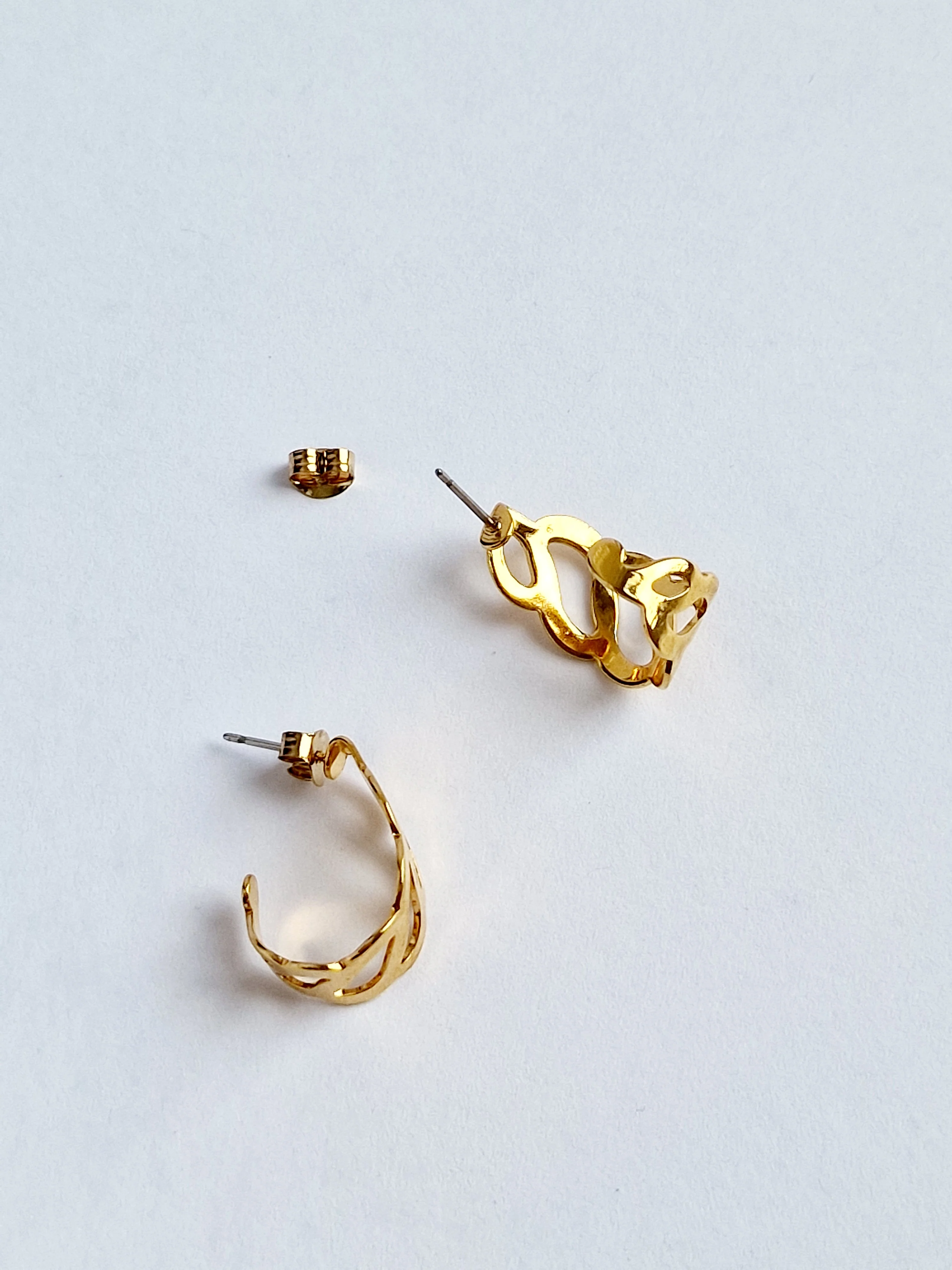 Vintage 80s Gold Plated Minimal Cutout Hoop Earrings - Image 3