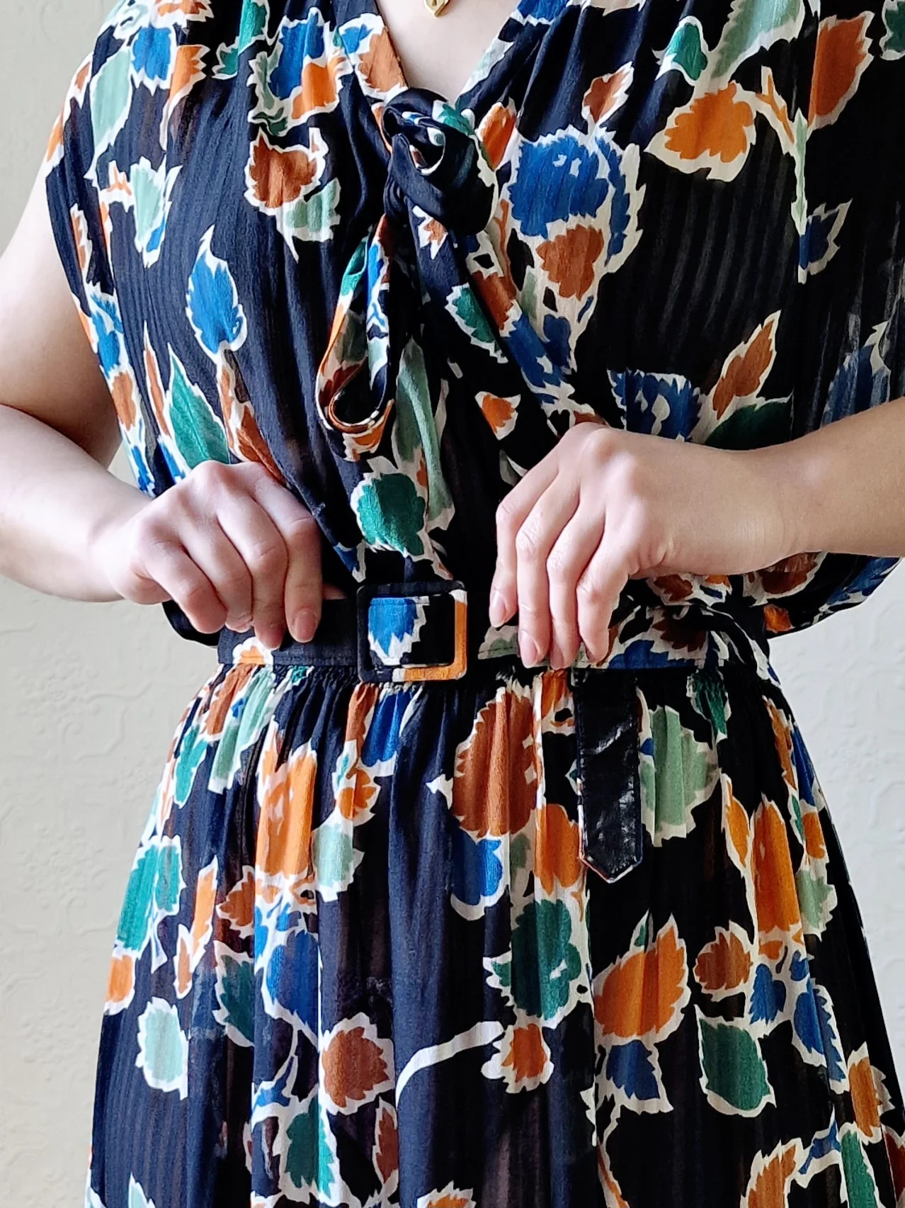 Vintage 80s Multicolour Leaf Print Midi Dress with Belt - M/L - Image 2