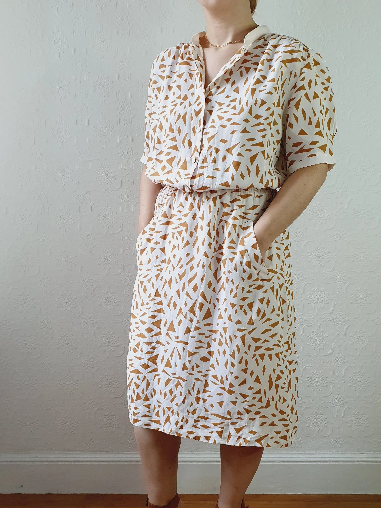 Vintage 80s Short Sleeve White Dress with Mustard Abstract Pattern - S/M - Image 3