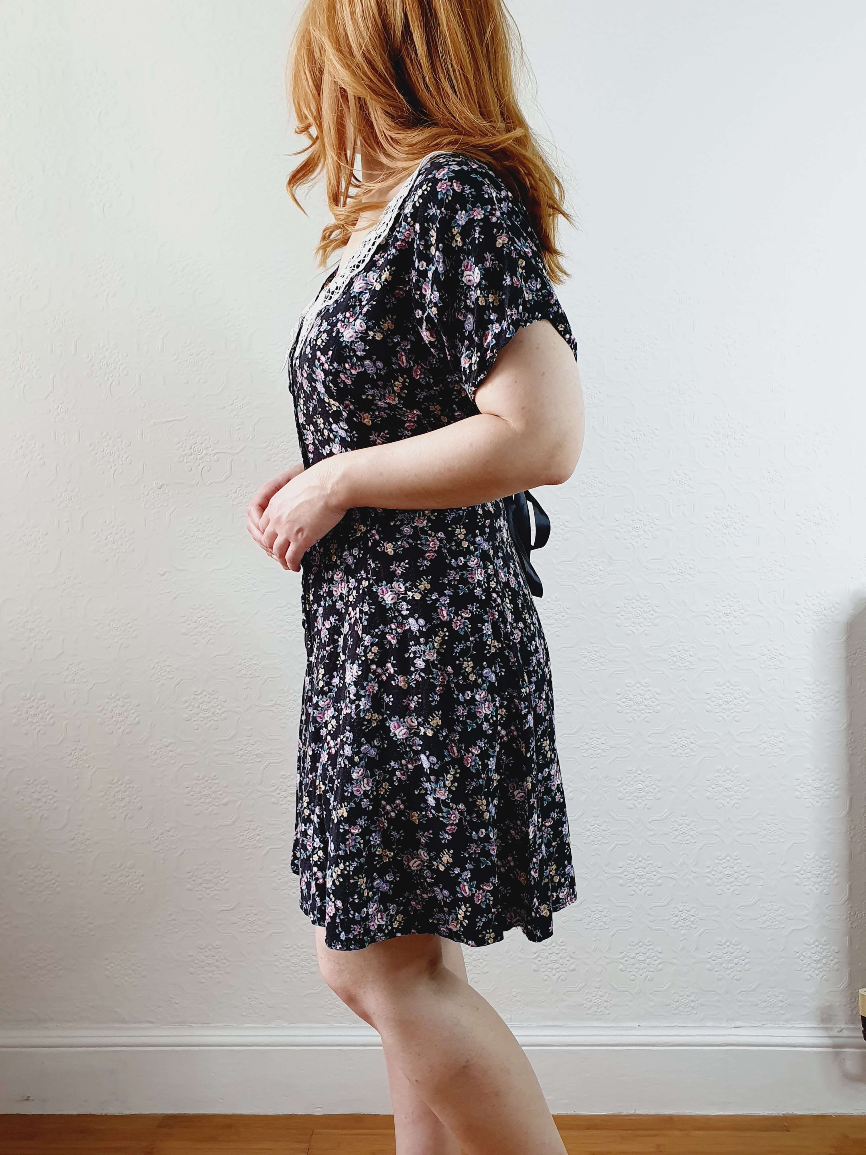 Vintage 90s Black Ditsy Floral Short Sleeve Dress with Lace Collar - S/M - Image 3