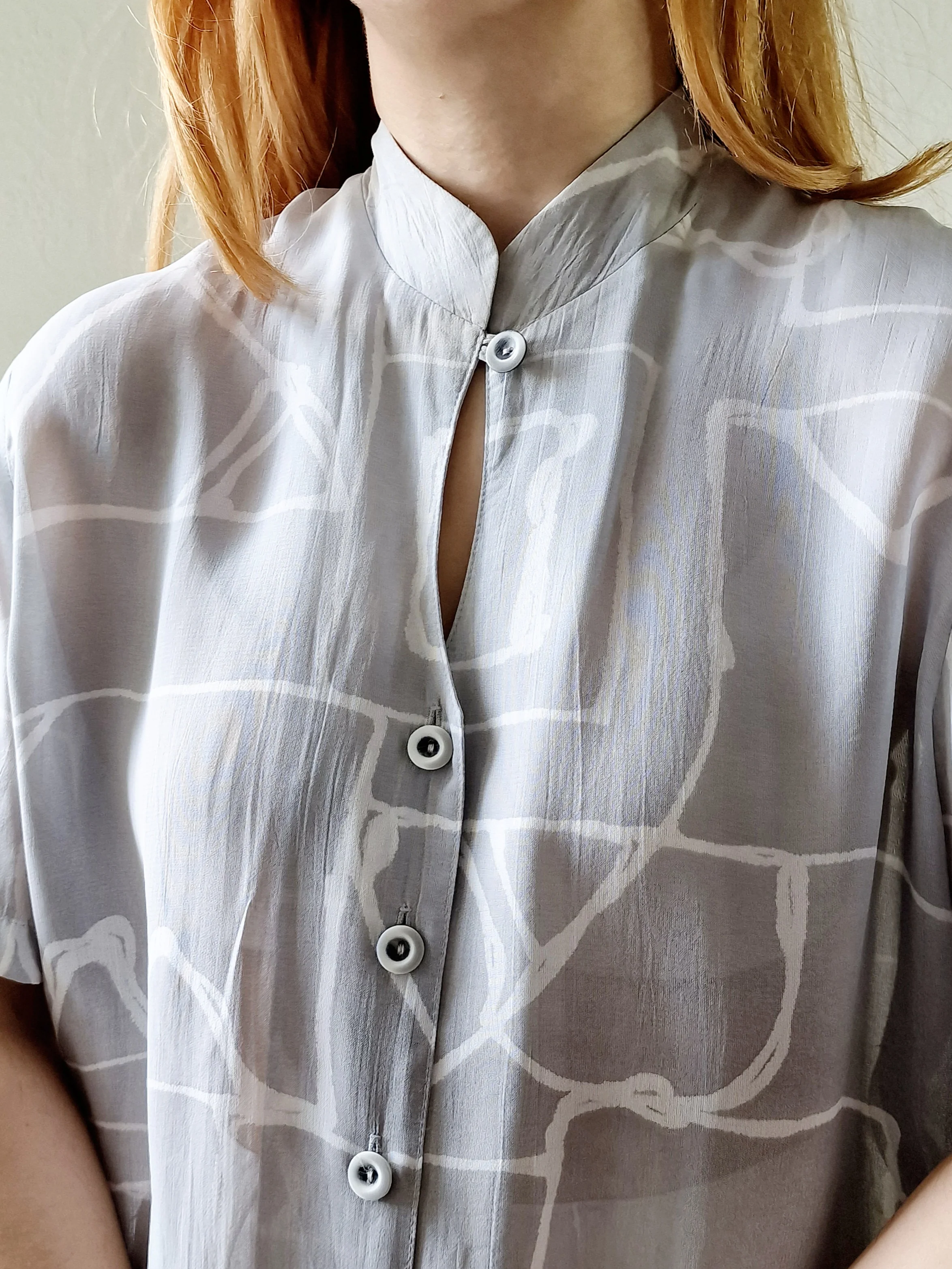 Vintage 90s Light Grey Short Sleeve Blouse with an Abstract Print - M - Image 2
