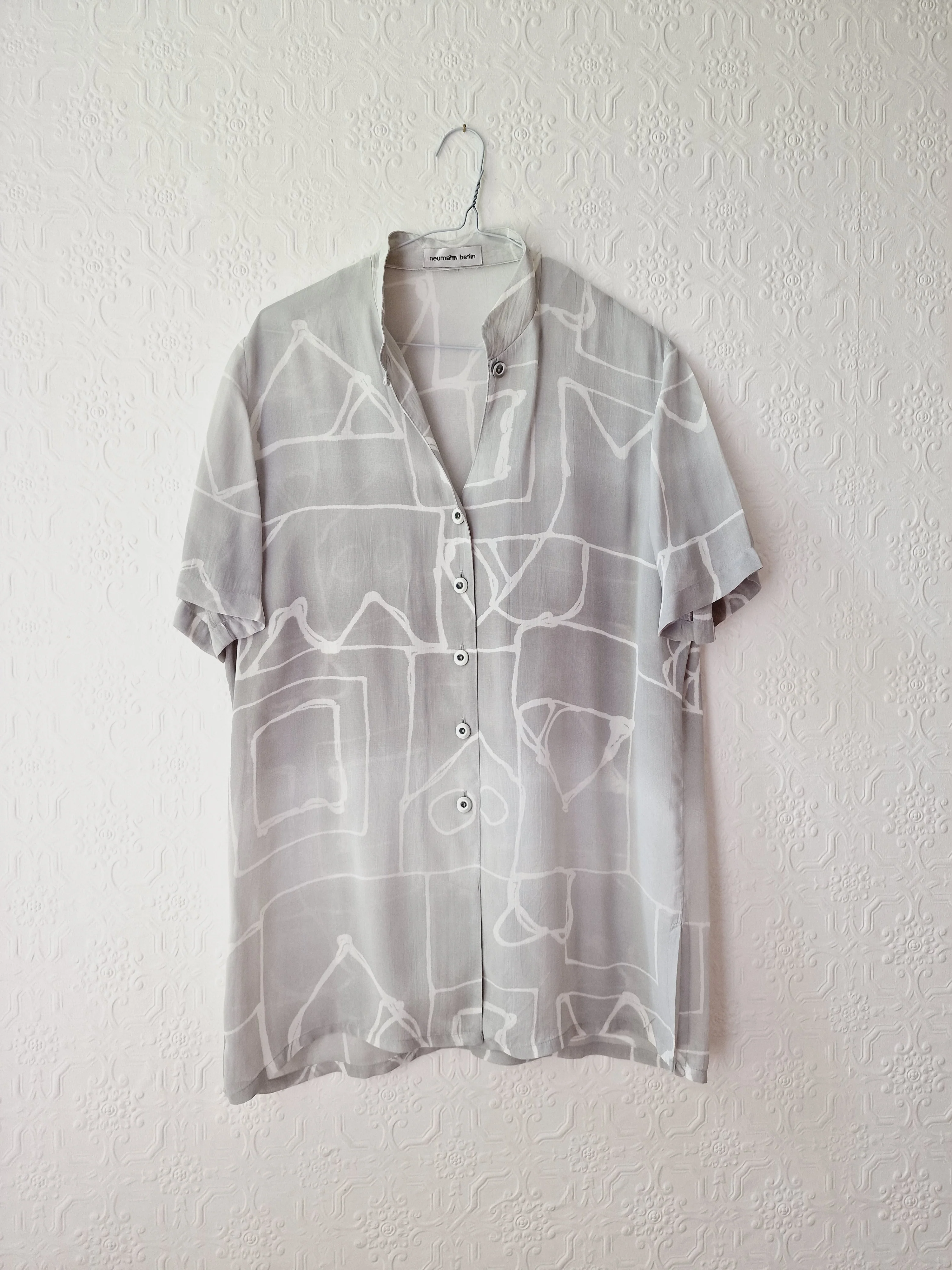 Vintage 90s Light Grey Short Sleeve Blouse with an Abstract Print - M - Image 9