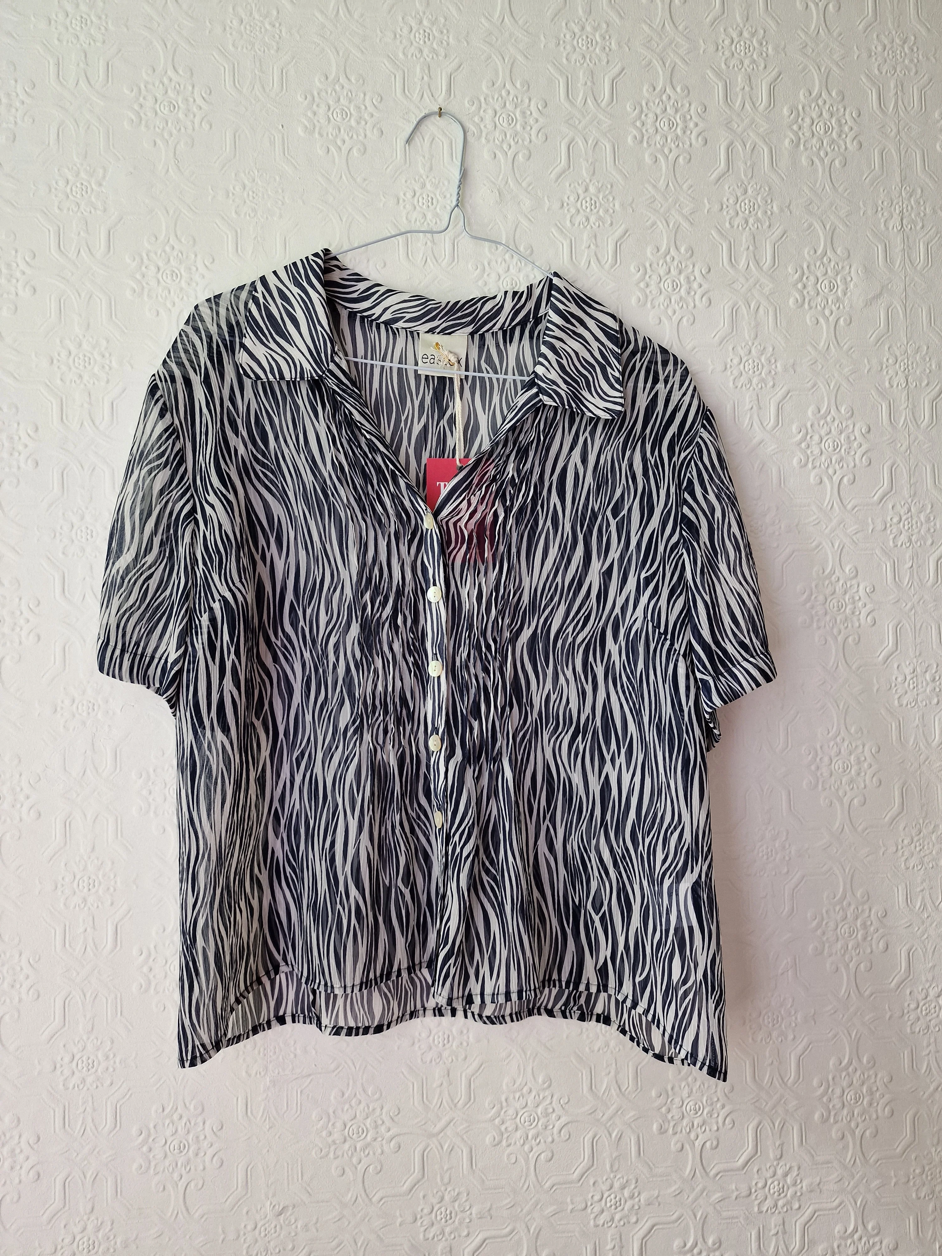 Vintage 90s Navy Blue & White Abstract Pattern Short Sleeve Blouse - M - Image 7