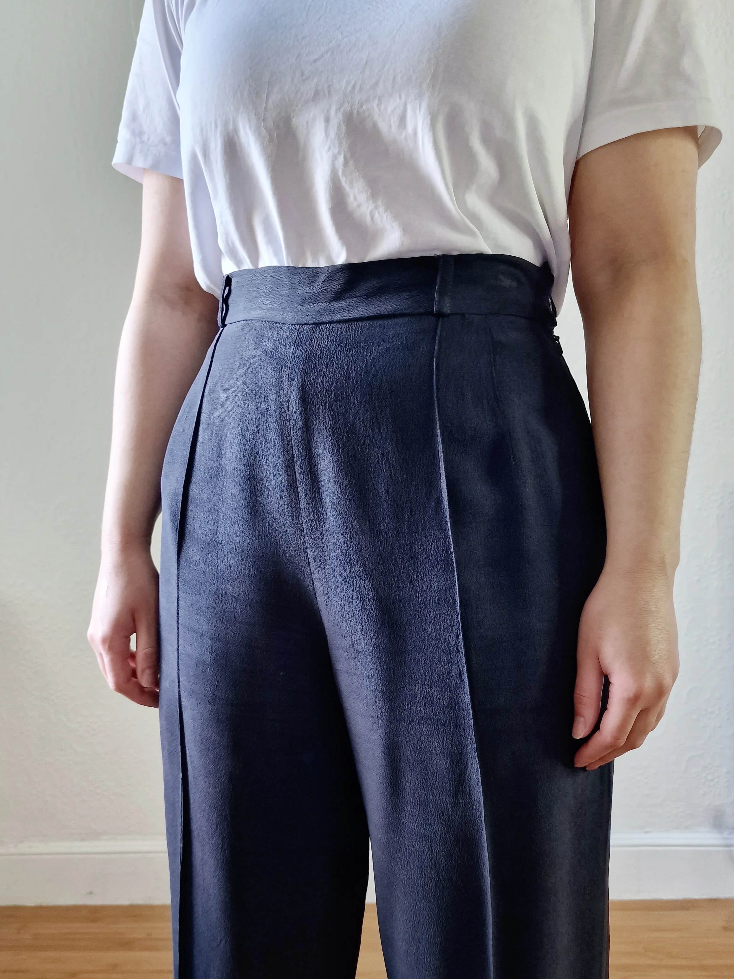 Vintage Black 100% Silk High Waisted Wide Leg Pleated Trousers - L - Image 2
