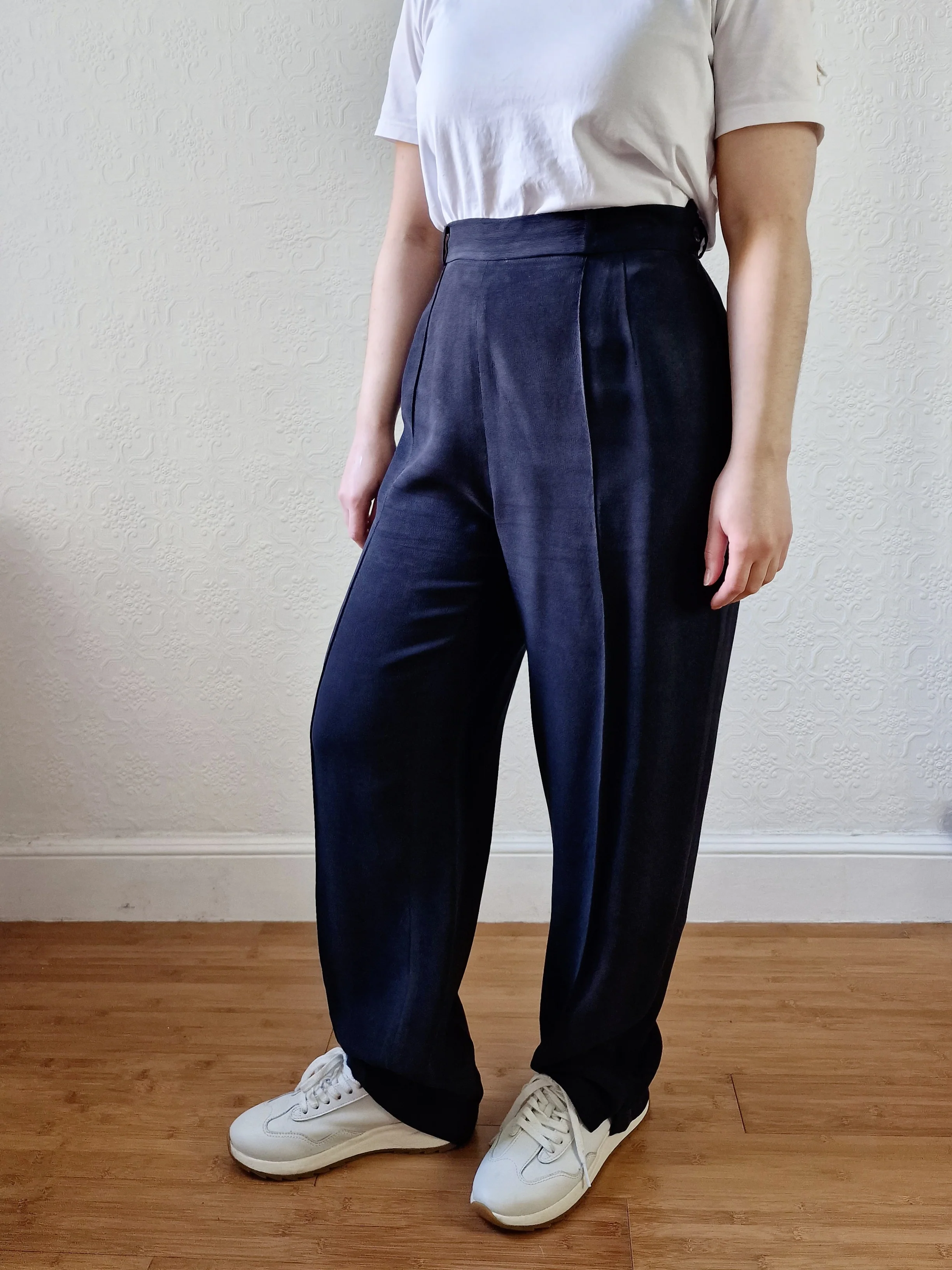 Vintage Black 100% Silk High Waisted Wide Leg Pleated Trousers - L - Image 3