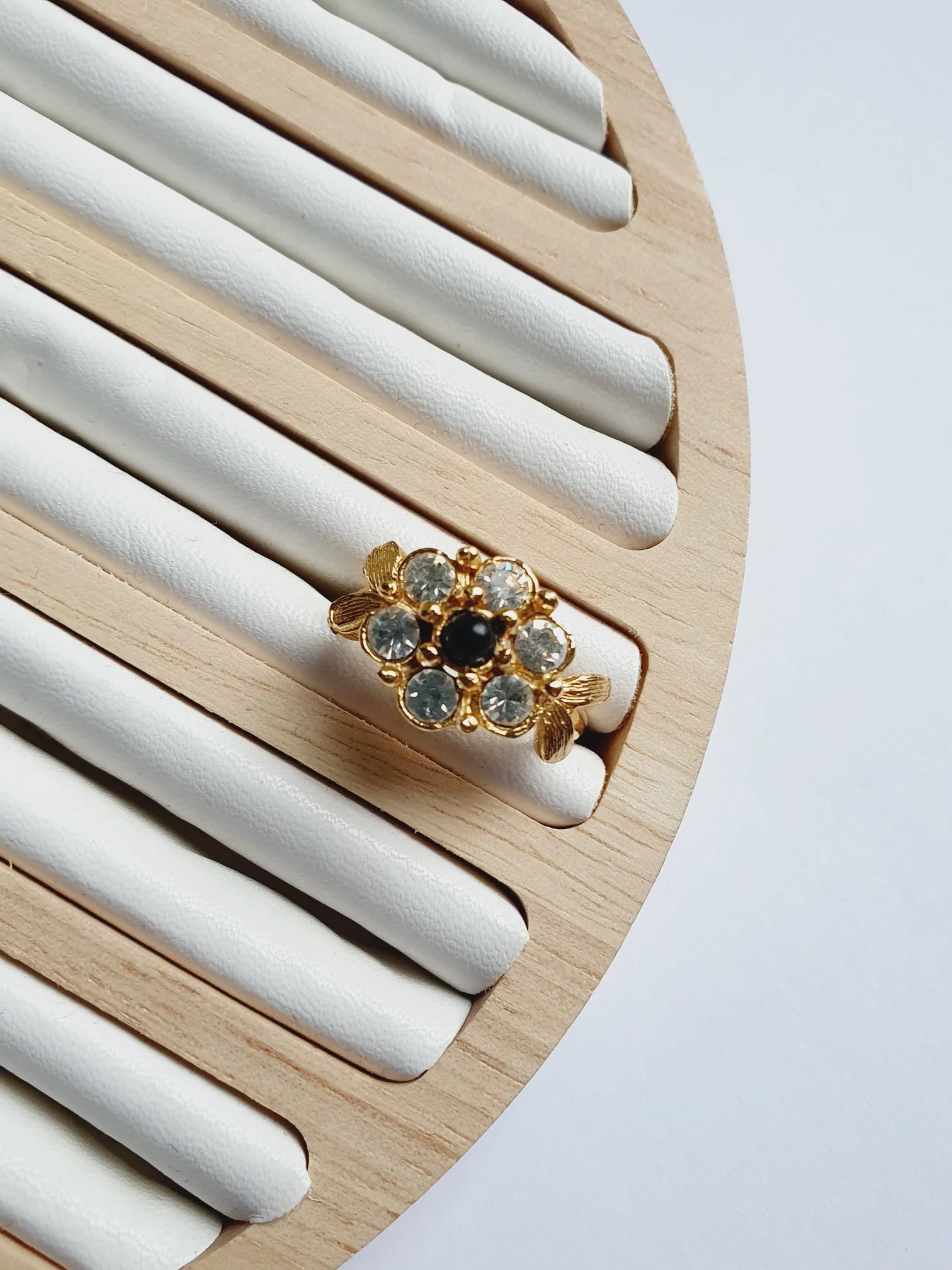 Vintage Gold Plated Clear & Black Crystal Flower Cocktail Ring - Image 3