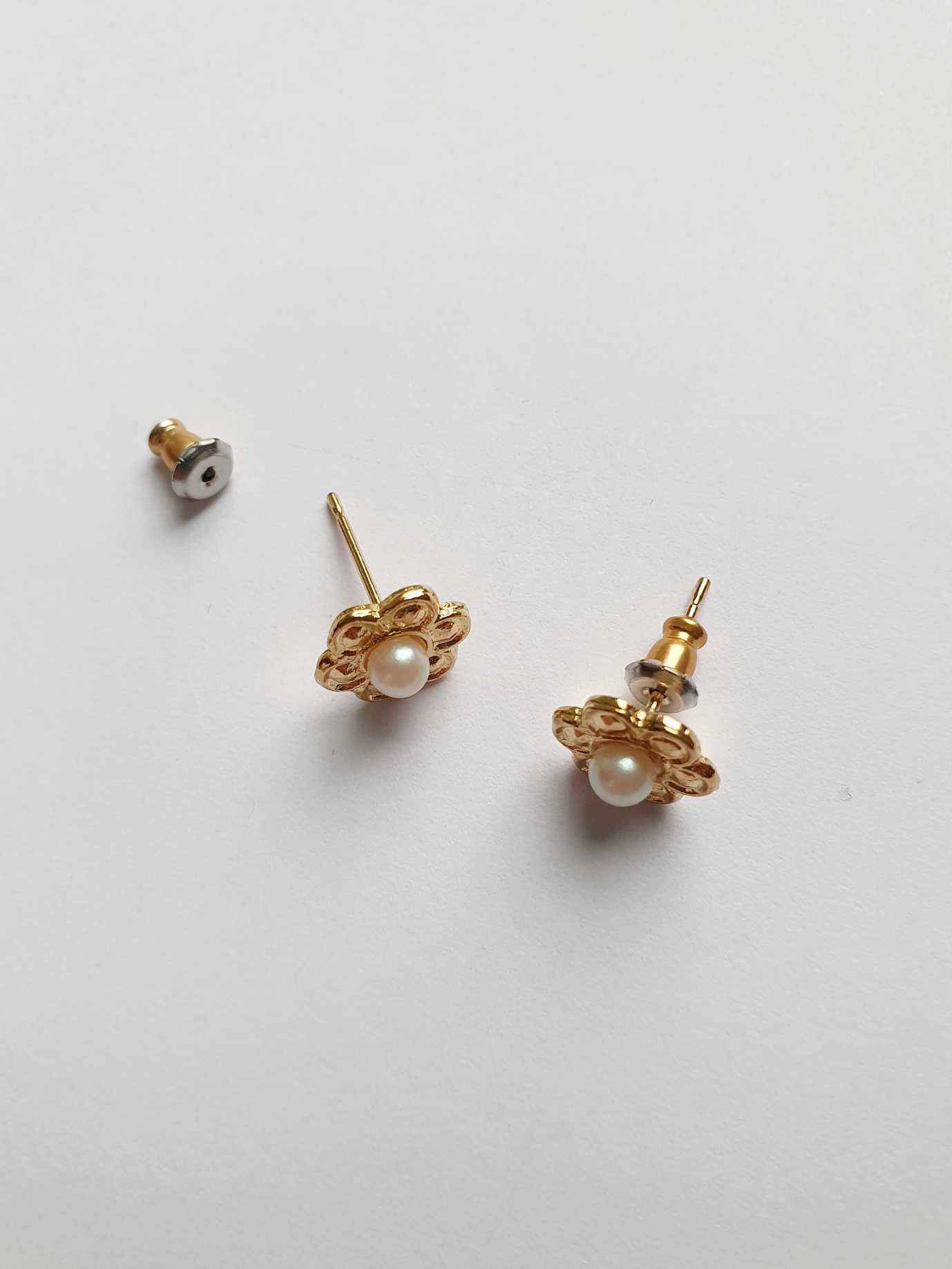 Vintage Gold Plated Flower Stud Earrings with Faux Pearl - Image 5