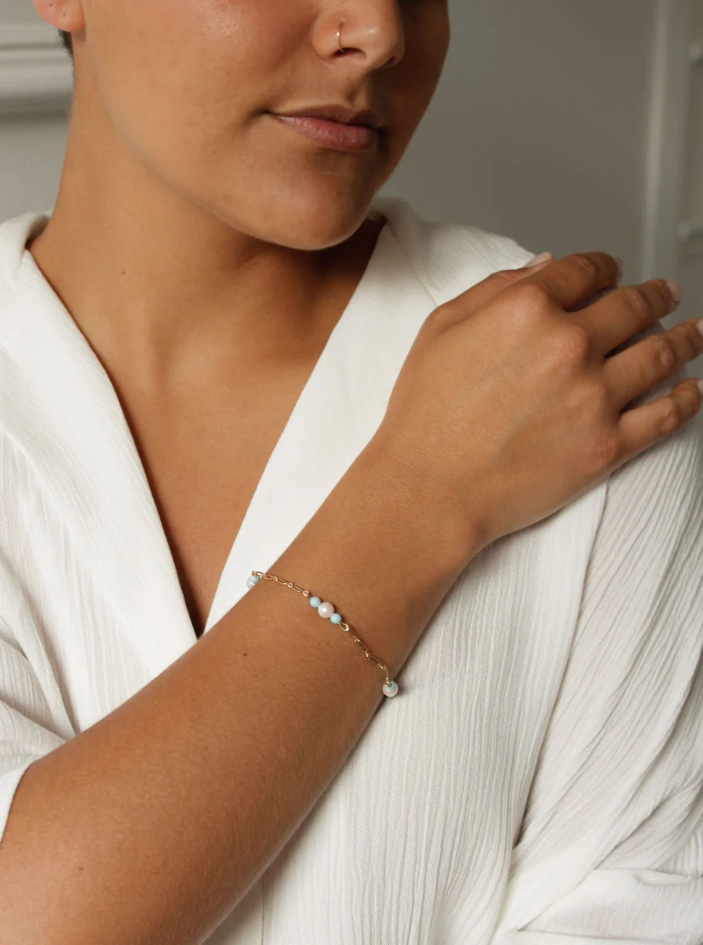 Vintage Gold Plated Paperclip Chain Bracelet with Faux Pearls and Blue Beads - Image 4