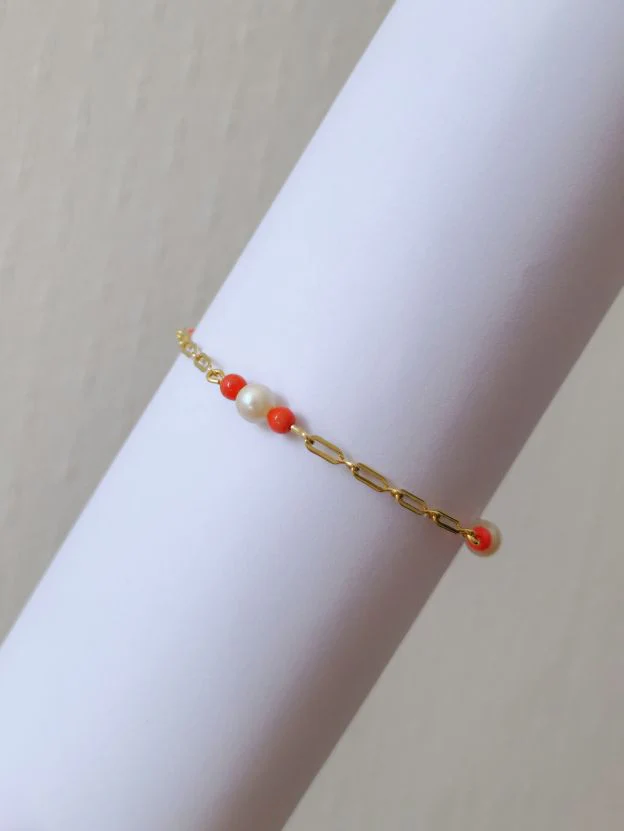 Vintage Gold Plated Paperclip Chain Bracelet with Faux Pearls and Pink Beads - Image 3