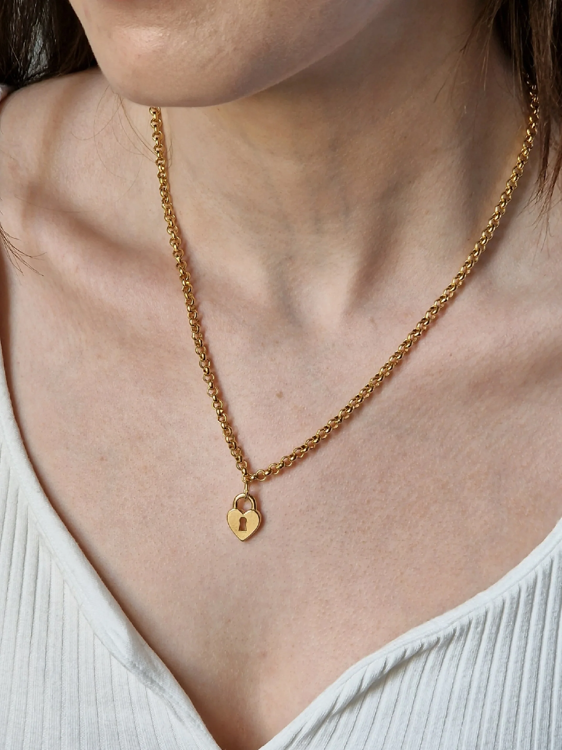 Vintage Gold Plated Rolo Chain Necklace with Heart Padlock Charm - Image 6