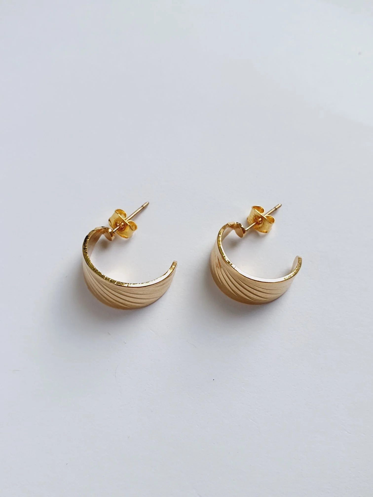 Vintage Gold Plated Textured Small Hoop Earrings - Image 3