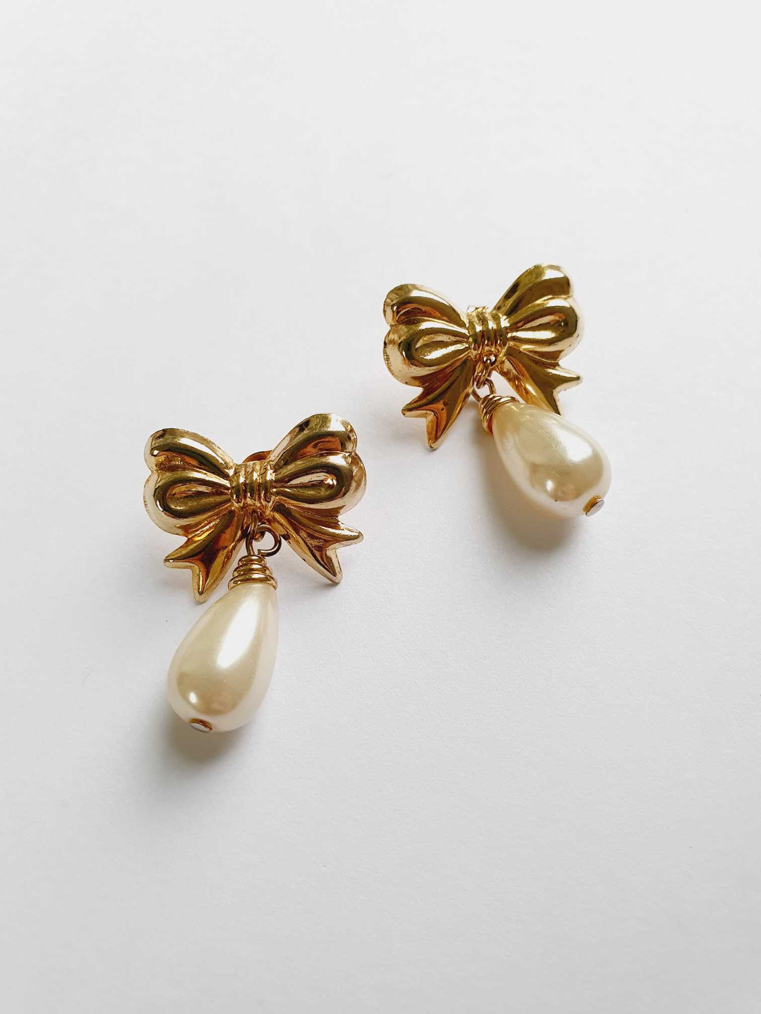 Vintage Gold Toned Bow & Drop Pearl Earrings - Image 3