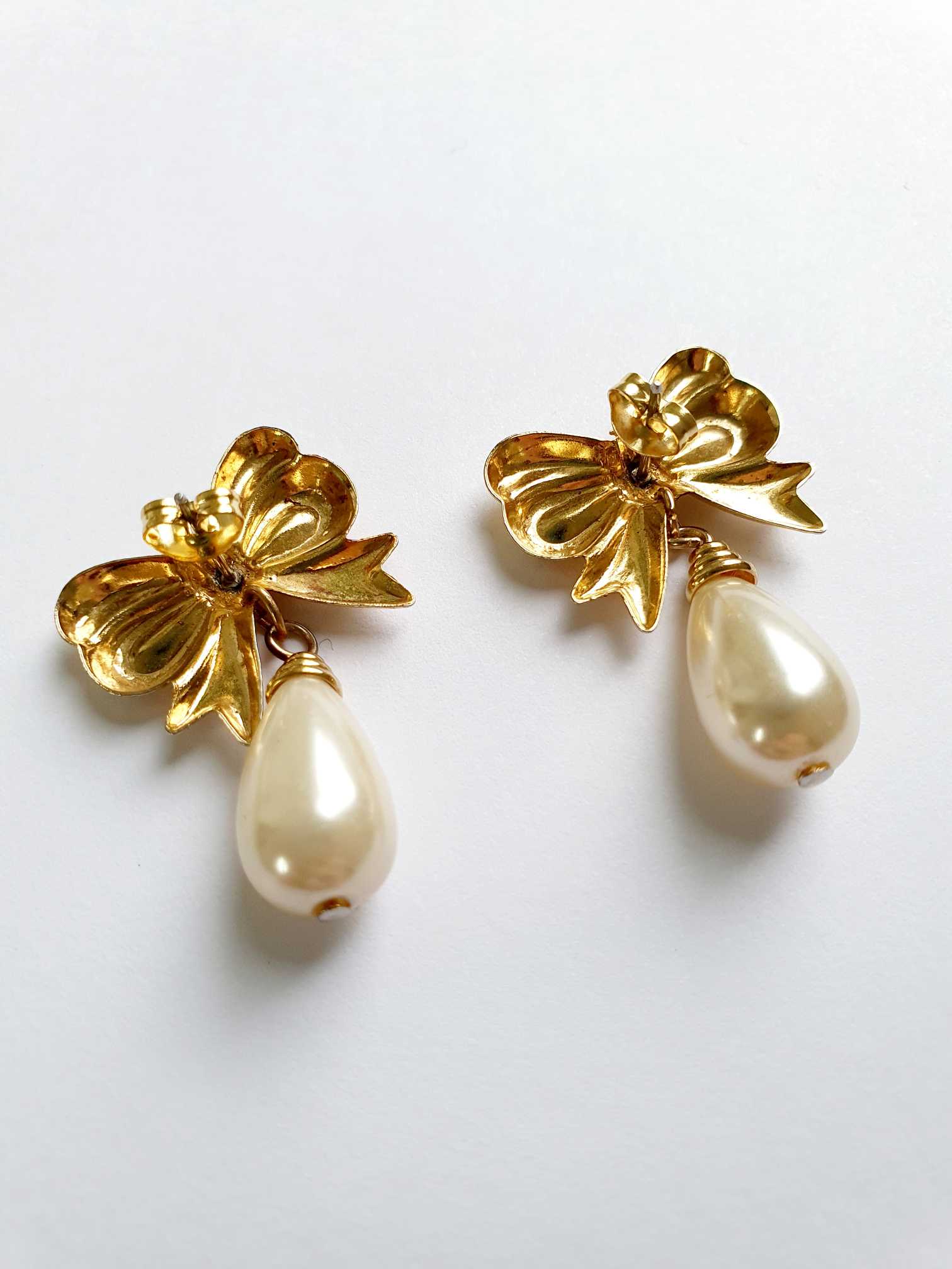 Vintage Gold Toned Bow & Drop Pearl Earrings - Image 5