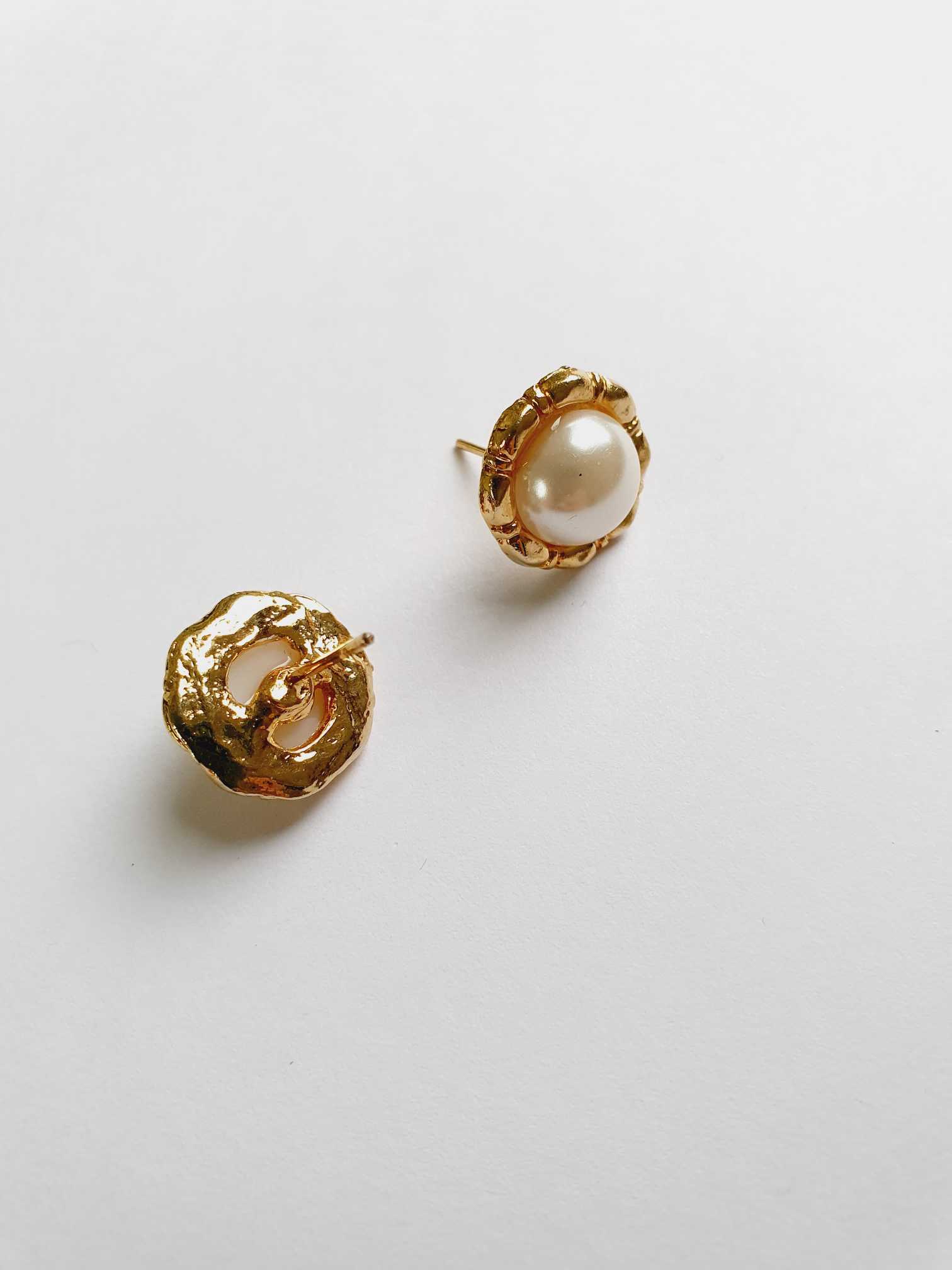 Vintage Gold Toned Pearl Stud Earrings - Image 4