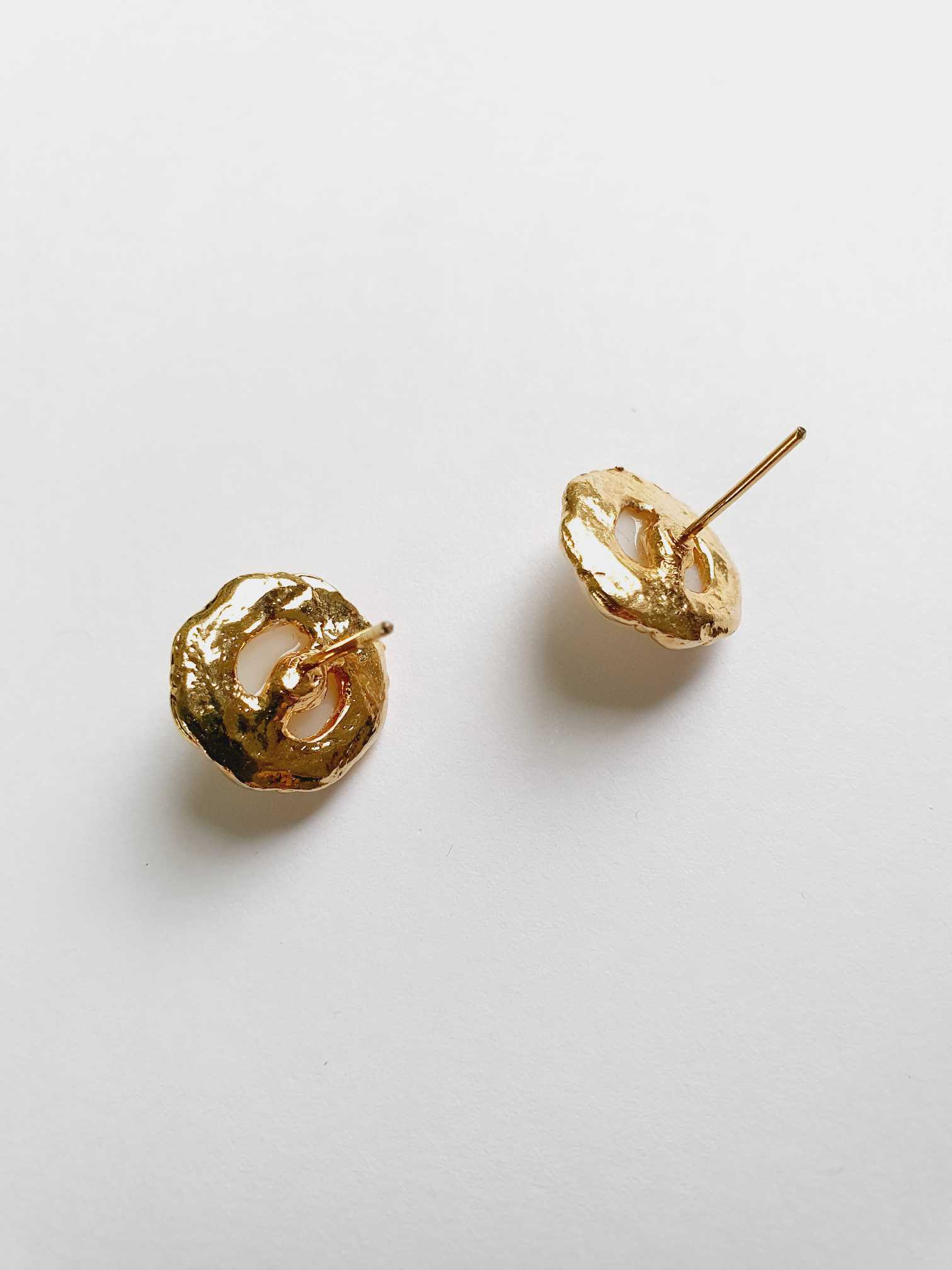 Vintage Gold Toned Pearl Stud Earrings - Image 5