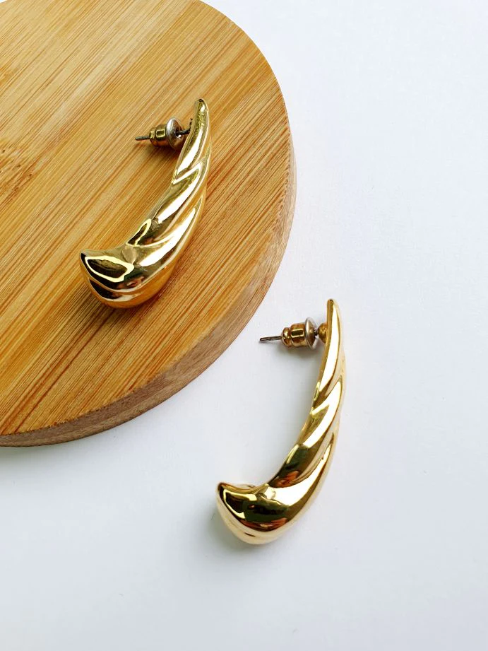 Vintage Gold Toned Twist Earrings - Image 7