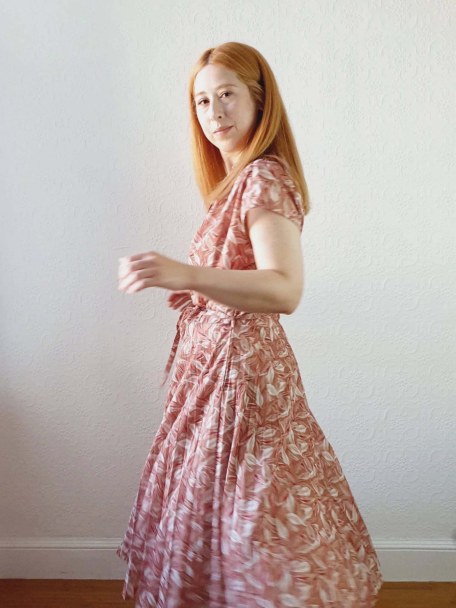 Vintage Leaf Pattern Dress with Pleated Skirt - M - Image 2