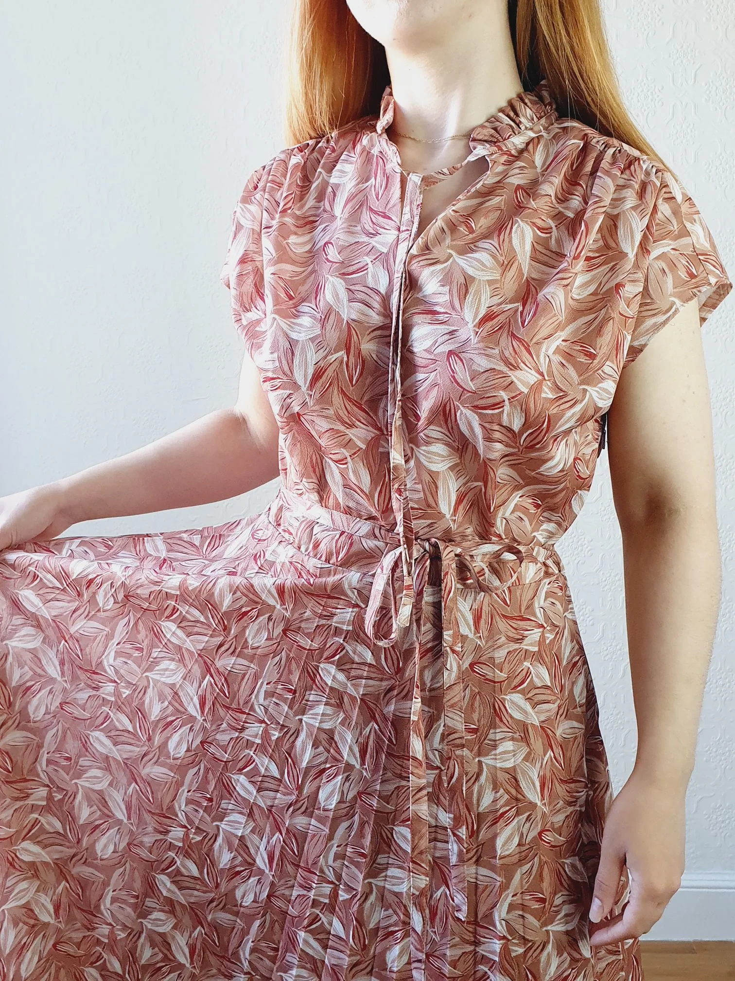 Vintage Leaf Pattern Dress with Pleated Skirt - M - Image 3