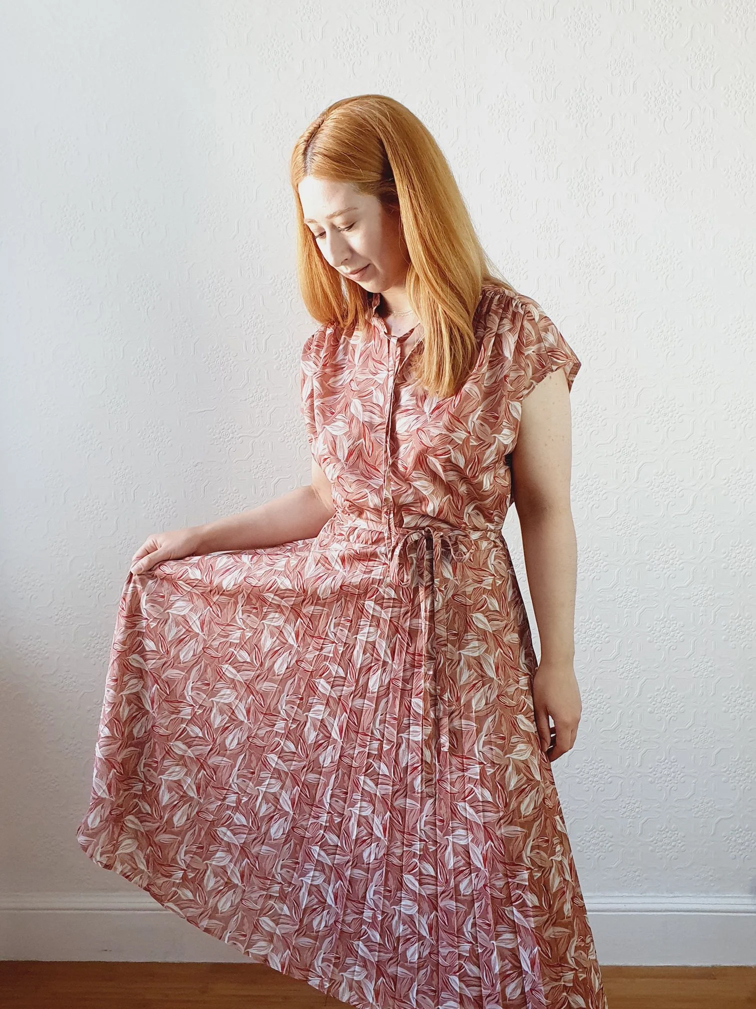 Vintage Leaf Pattern Dress with Pleated Skirt - M - Image 4