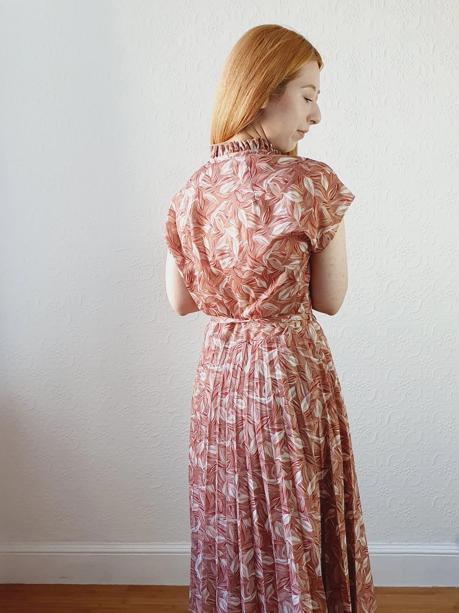 Vintage Leaf Pattern Dress with Pleated Skirt - M - Image 5
