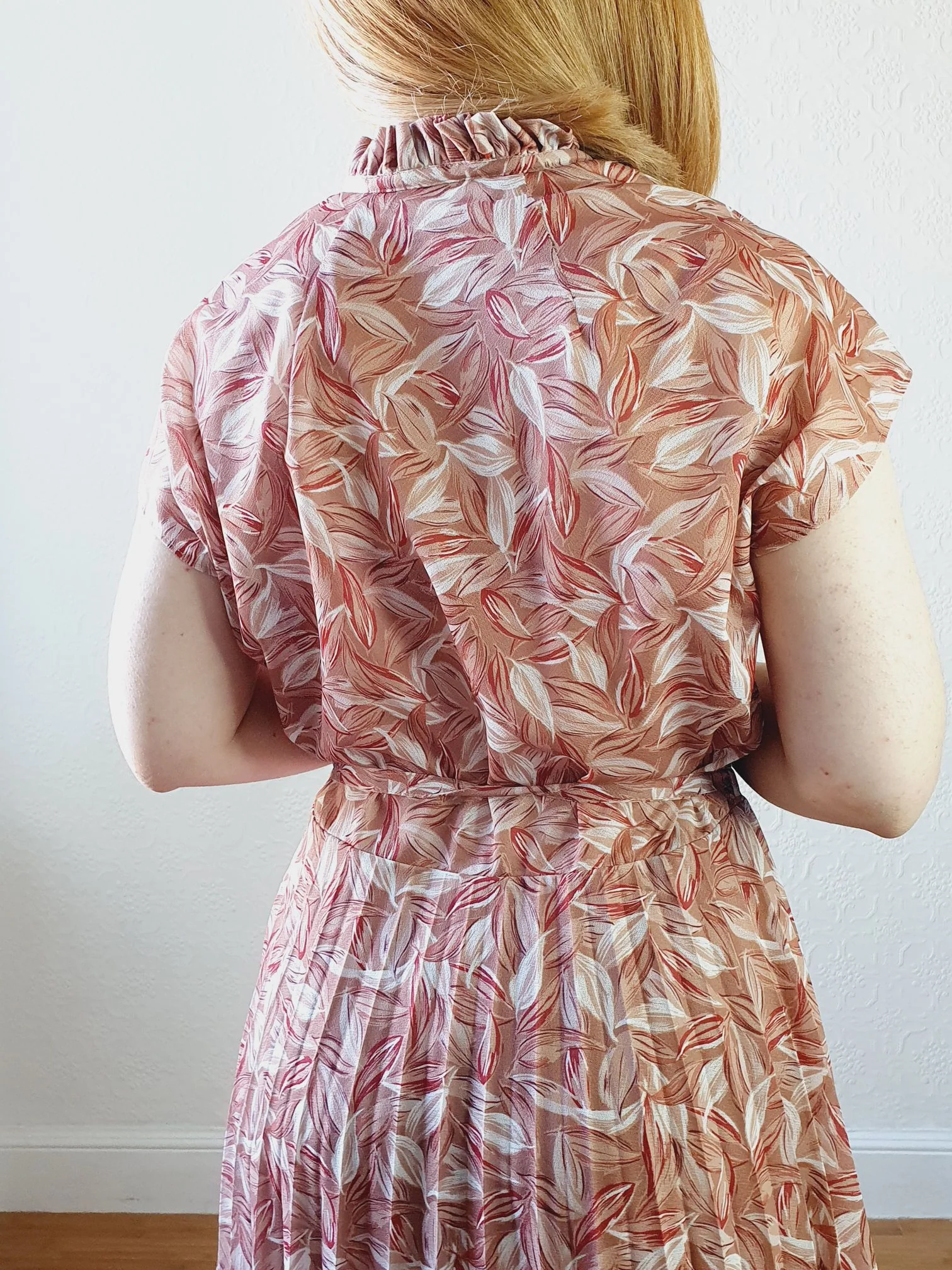 Vintage Leaf Pattern Dress with Pleated Skirt - M - Image 7