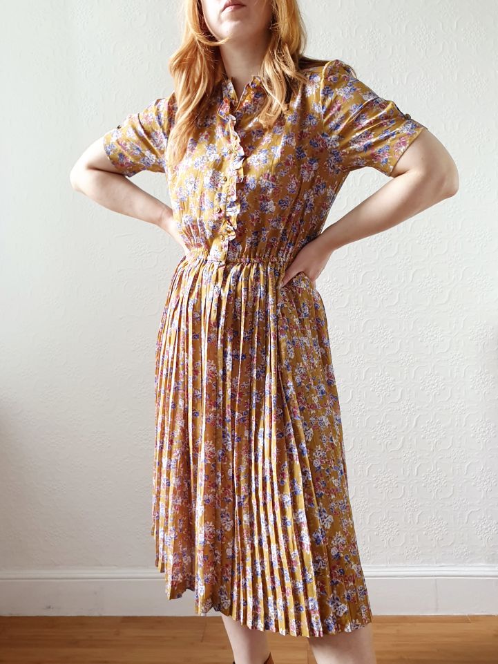 Vintage Mustard Floral Dress with Short Sleeves and Pleated Skirt - M
