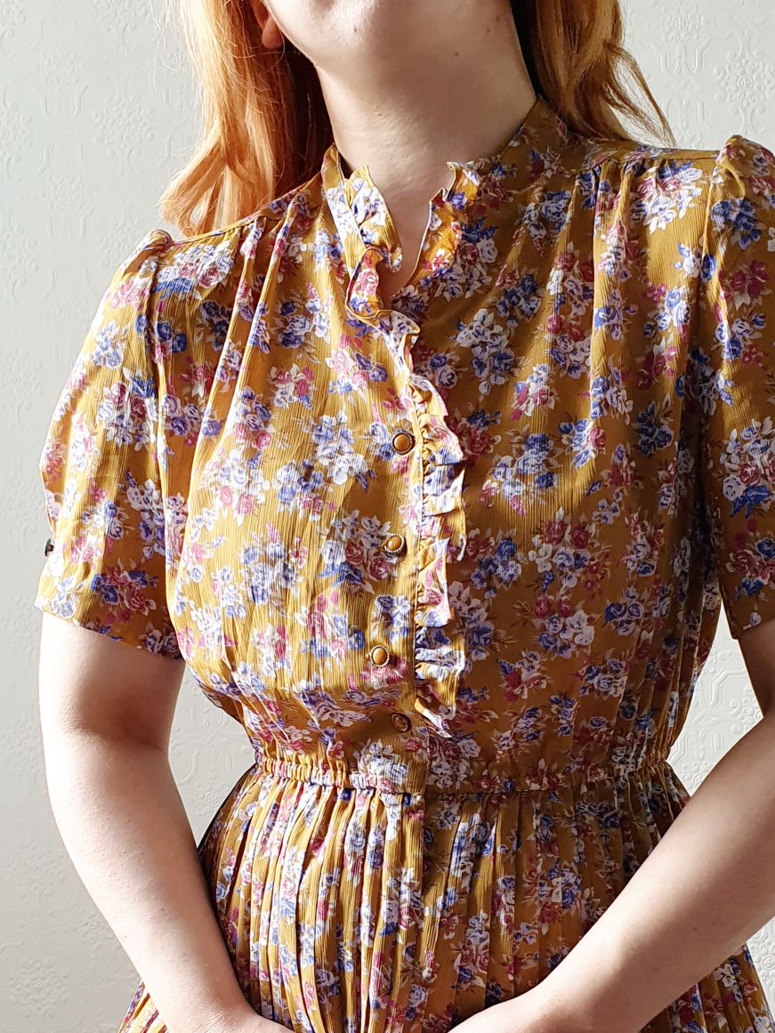 Vintage Mustard Floral Dress with Short Sleeves and Pleated Skirt - M - Image 10
