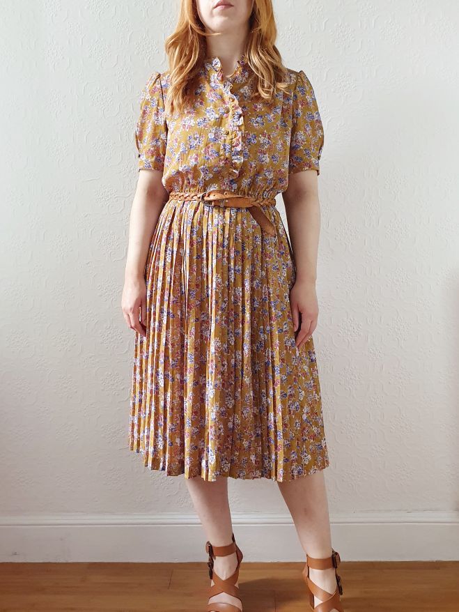 Vintage Mustard Floral Dress with Short Sleeves and Pleated Skirt - M - Image 2