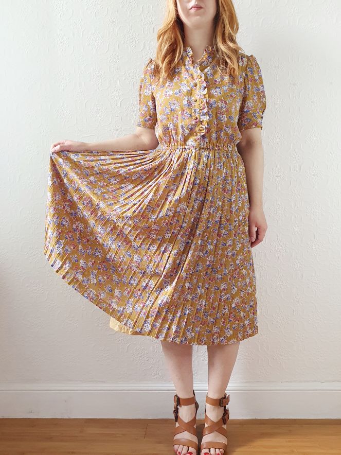 Vintage Mustard Floral Dress with Short Sleeves and Pleated Skirt - M - Image 3