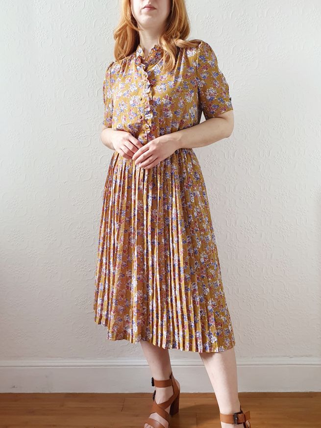 Vintage Mustard Floral Dress with Short Sleeves and Pleated Skirt - M - Image 4