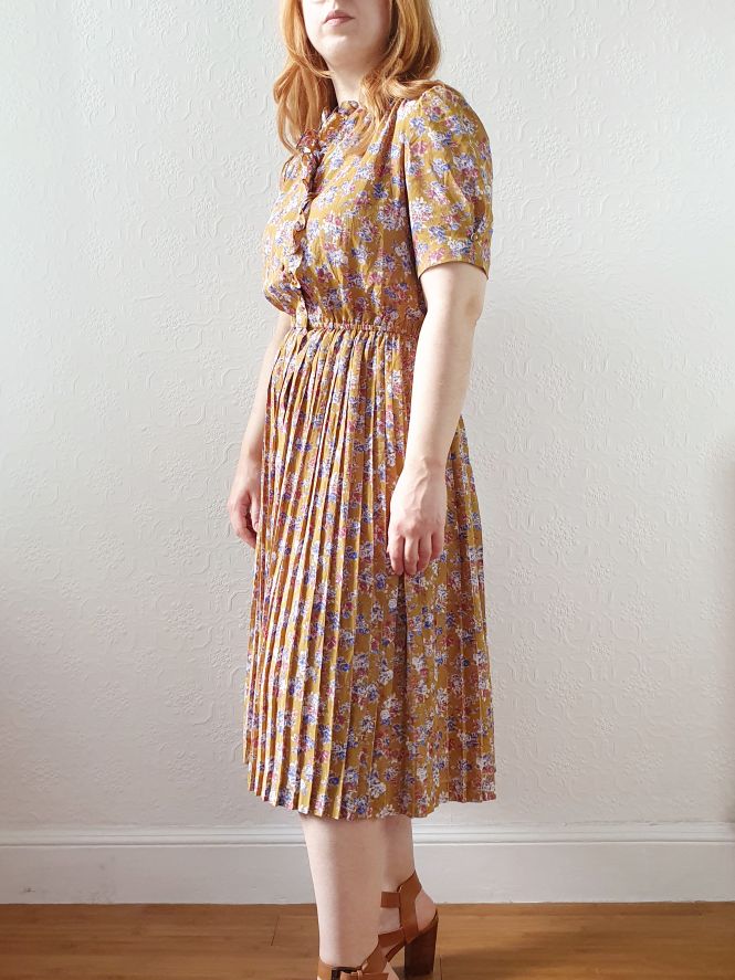 Vintage Mustard Floral Dress with Short Sleeves and Pleated Skirt - M - Image 5