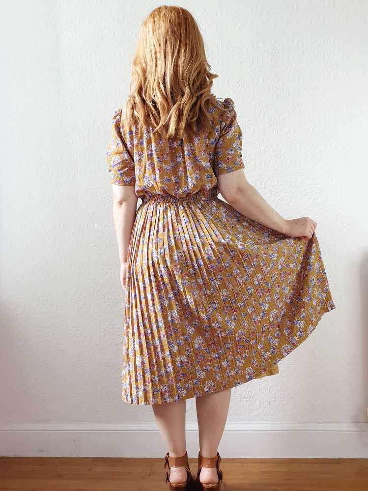 Vintage Mustard Floral Dress with Short Sleeves and Pleated Skirt - M - Image 6