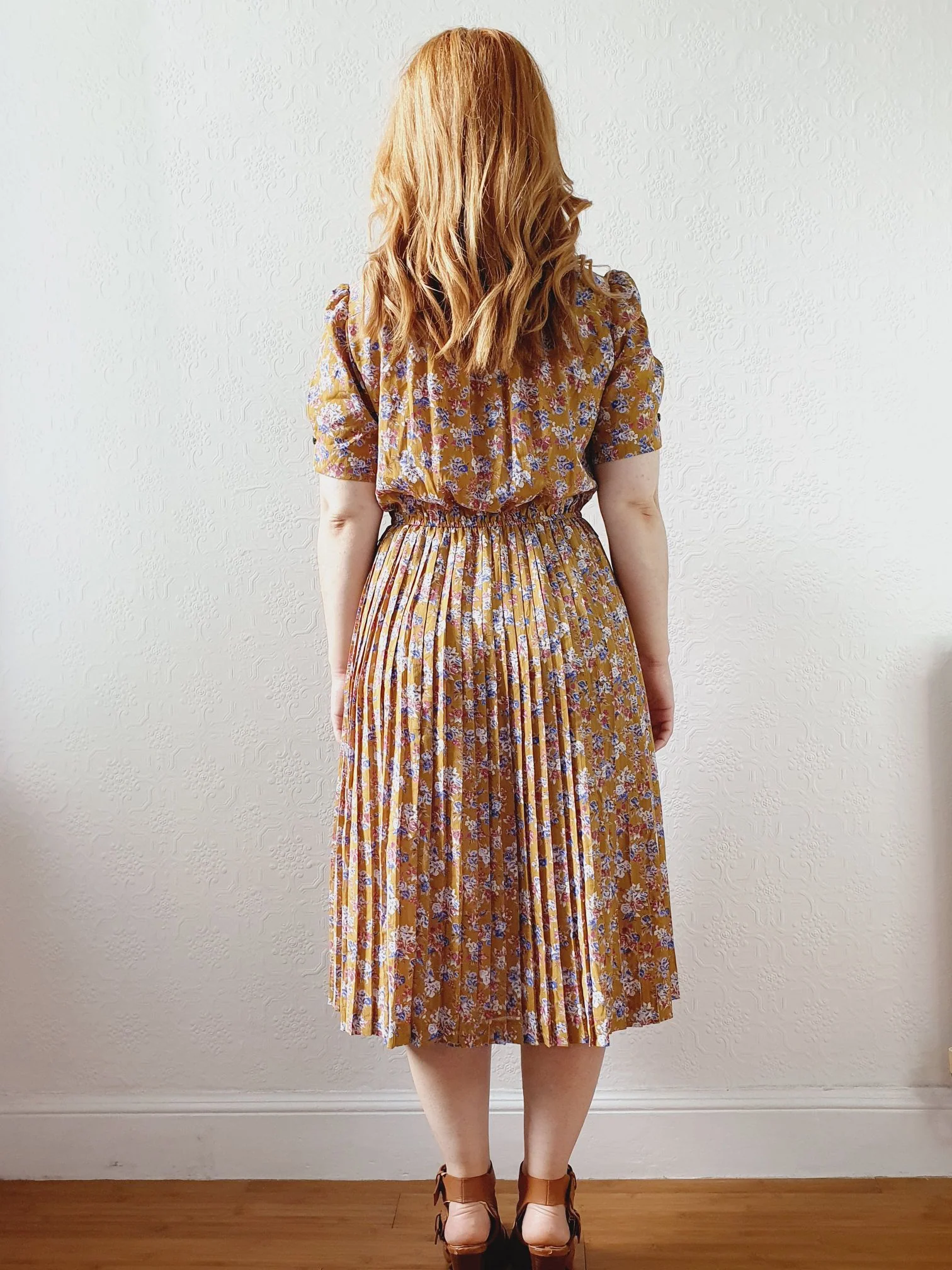 Vintage Mustard Floral Dress with Short Sleeves and Pleated Skirt - M - Image 7