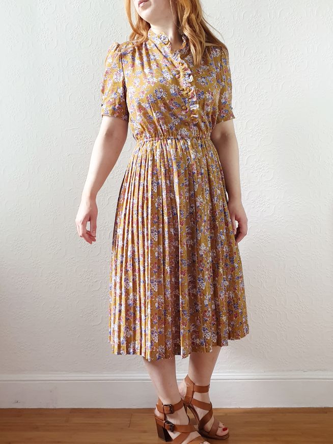 Vintage Mustard Floral Dress with Short Sleeves and Pleated Skirt - M - Image 8