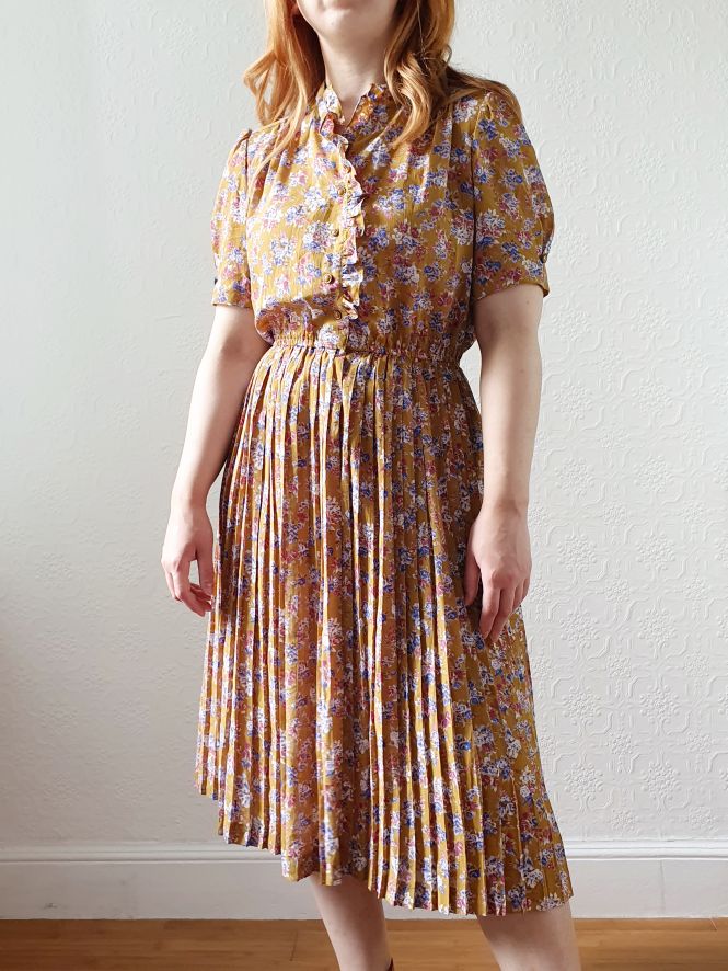 Vintage Mustard Floral Dress with Short Sleeves and Pleated Skirt - M - Image 9