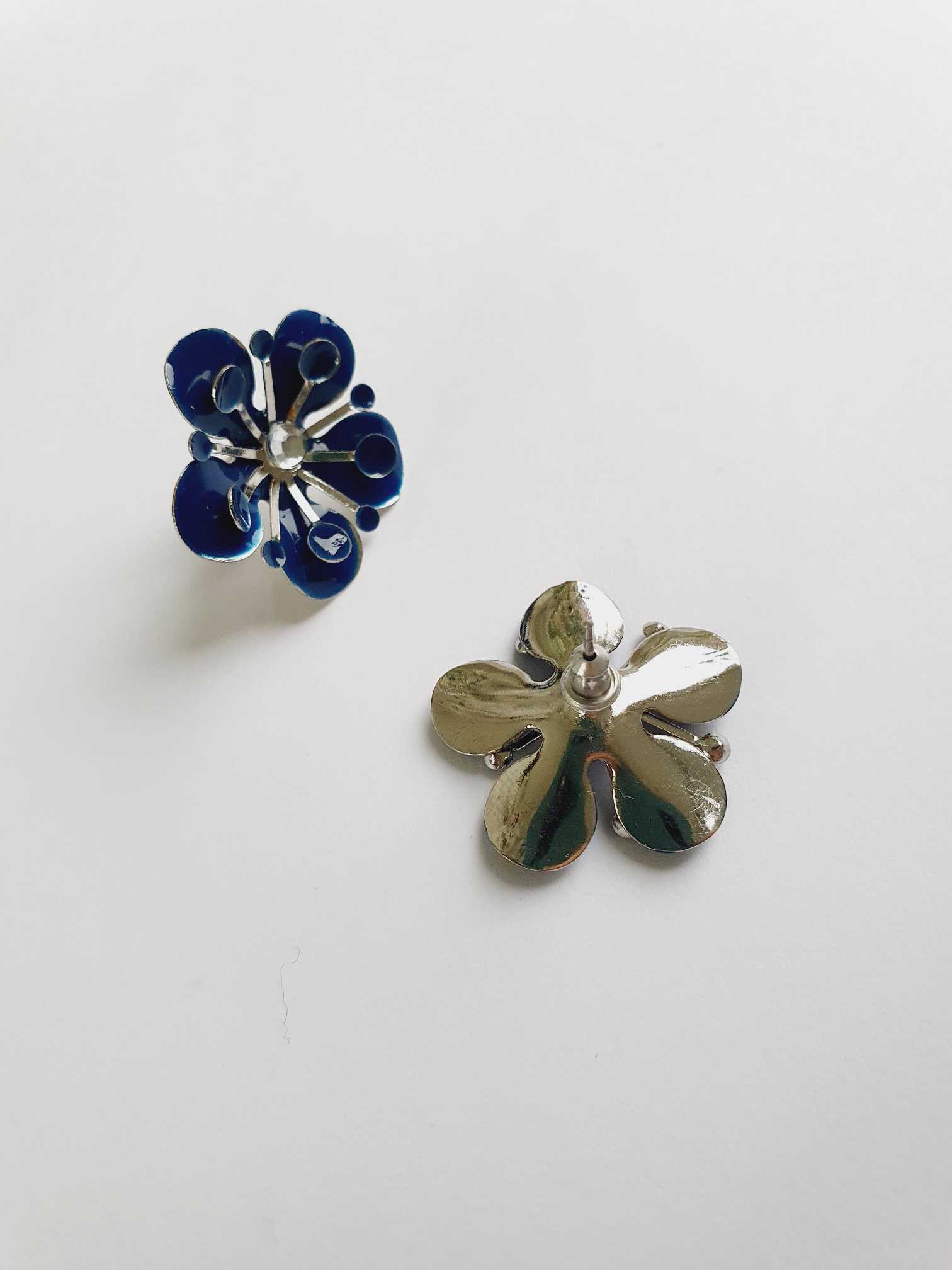 Vintage Silver Toned Blue Flower Stud Earrings - Image 4