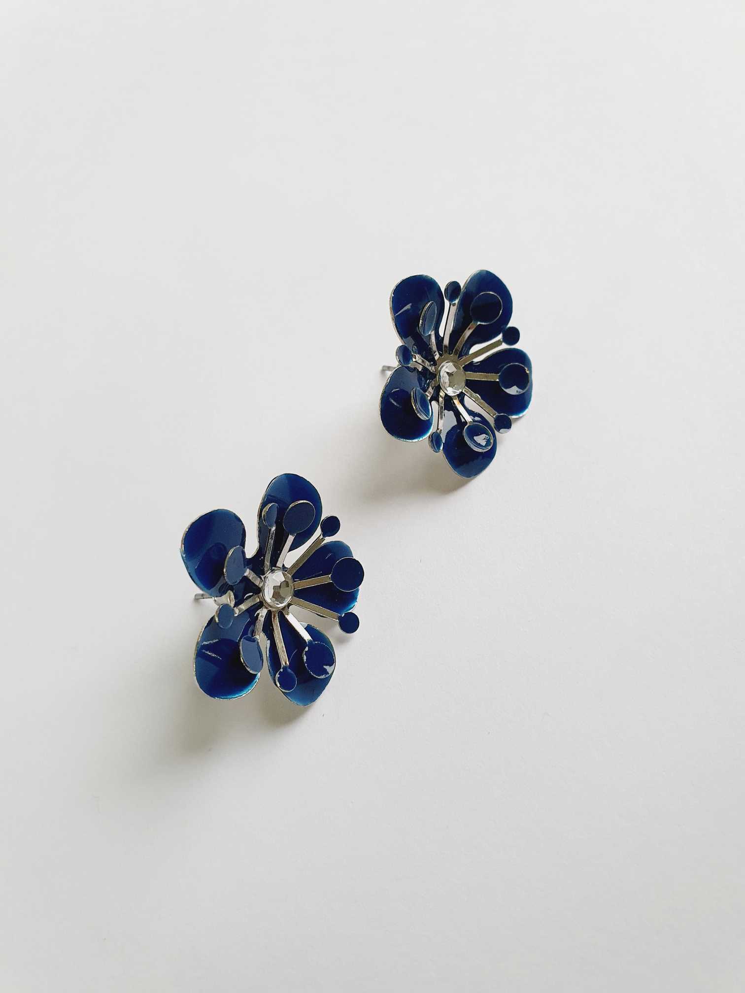 Vintage Silver Toned Blue Flower Stud Earrings - Image 5