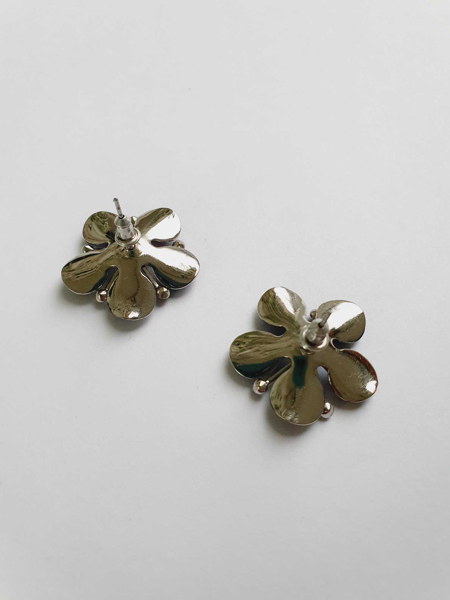 Vintage Silver Toned Blue Flower Stud Earrings - Image 6