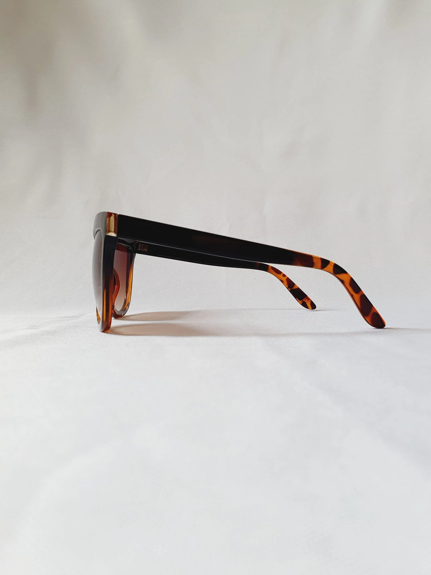Vintage Sunglasses 32 - Image 5
